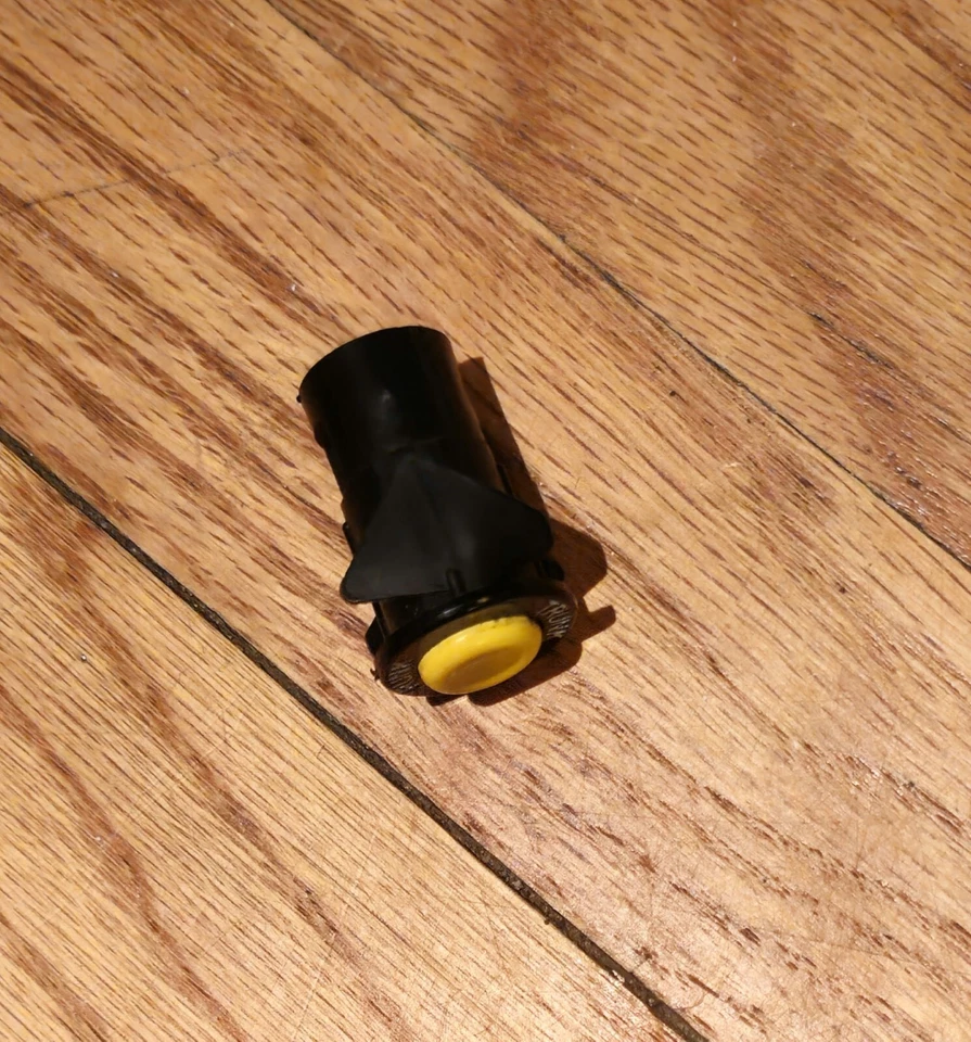 Pontiac Grand Prix 2002 interruptor de liberación de tapa de maletero Foto 2 de 4