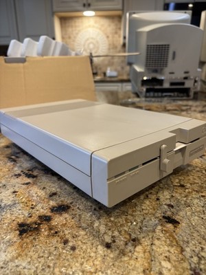 COMMODORE 1571 DISK DRIVE WITH ORIGINAL BOX POWERS ON / C64 5 1/4''