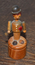 Alte DDR Drückfigur Wackelfigur Knickfigur Mann mit Trompete Holz um 1965