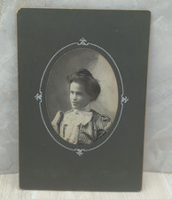 Retrato fotográfico antiguo, victoriano, eduardiano, joven dama, collar de arco, Lucy, 1900