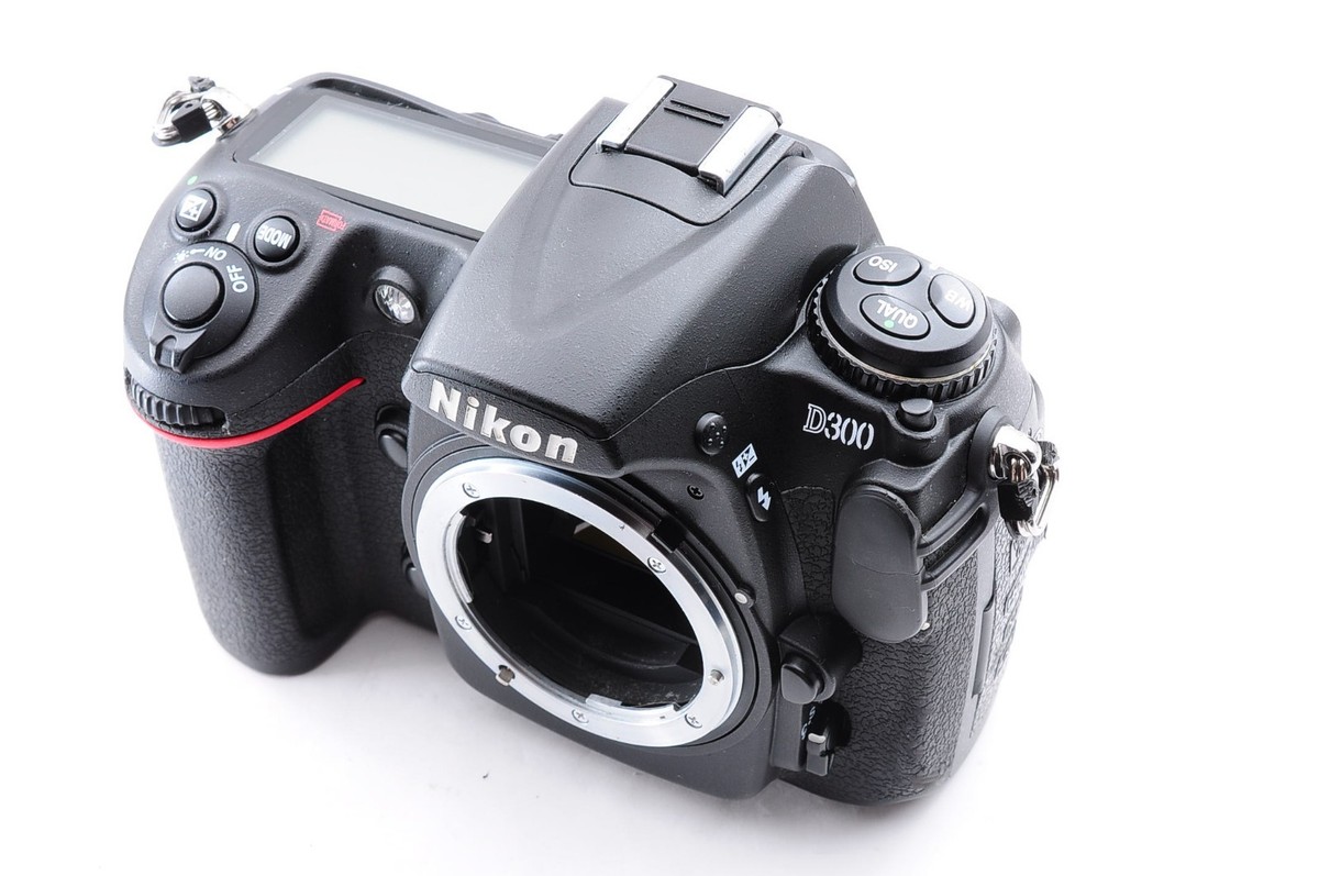 Nikon D300 Low Shutter Count 4,726 + AF Nikkor 35-70mm Zoom