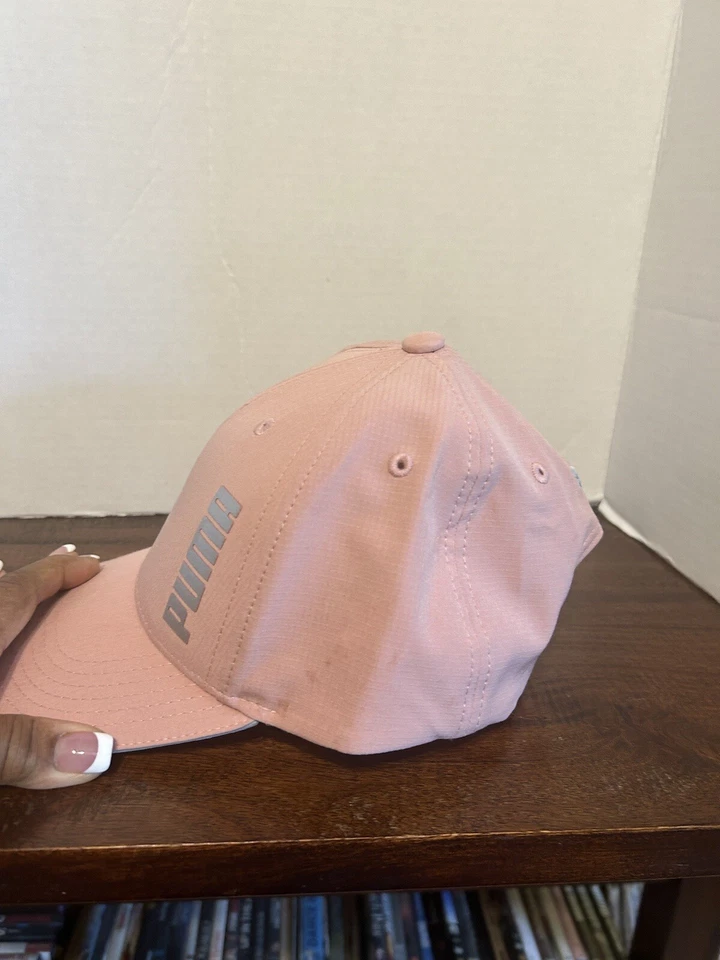 Gorra de béisbol Puma rosa atlética ajustable con tirantes tela suave Foto 2 de 4
