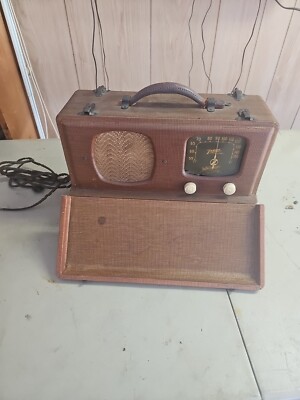 1941 ZENITH UNIVERSAL PORTABLE TUBE RADIO with Wave Magnet
