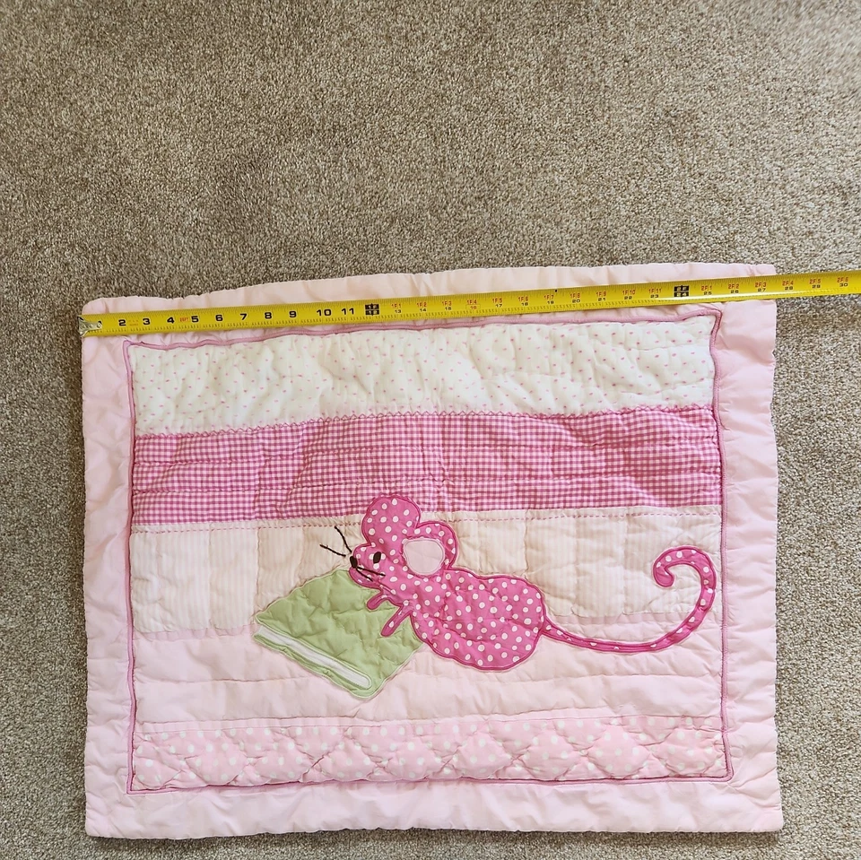 Almohada Pottery Barn Kids ratón falso con libro rosa lunares lazo acolchado Foto 4 de 4