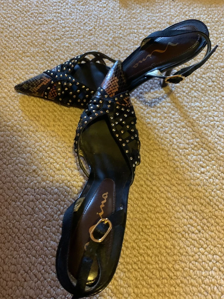 Zapatos de salón Nina todo cuero, estampado serpiente con tachuelas con recortes talla 6 Foto 2 de 4