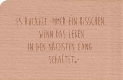 Holzpostkarte ''Es ruckelt immer ein bisschen, wenn das Leben ...''