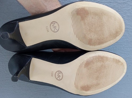 Michael Kors 2-Tone Black Leather Round-Toe Hi-Heel Pumps Sz 10 EXC+ - Picture 9 of 10
