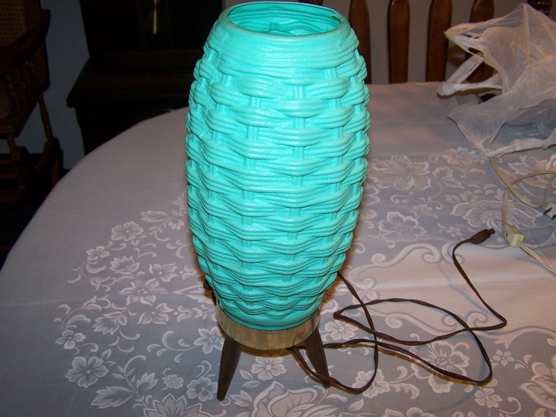 Vintage Mid Century Modern Atomic Aqua Weave Des. Beehive Elec. Lamp tripod legs