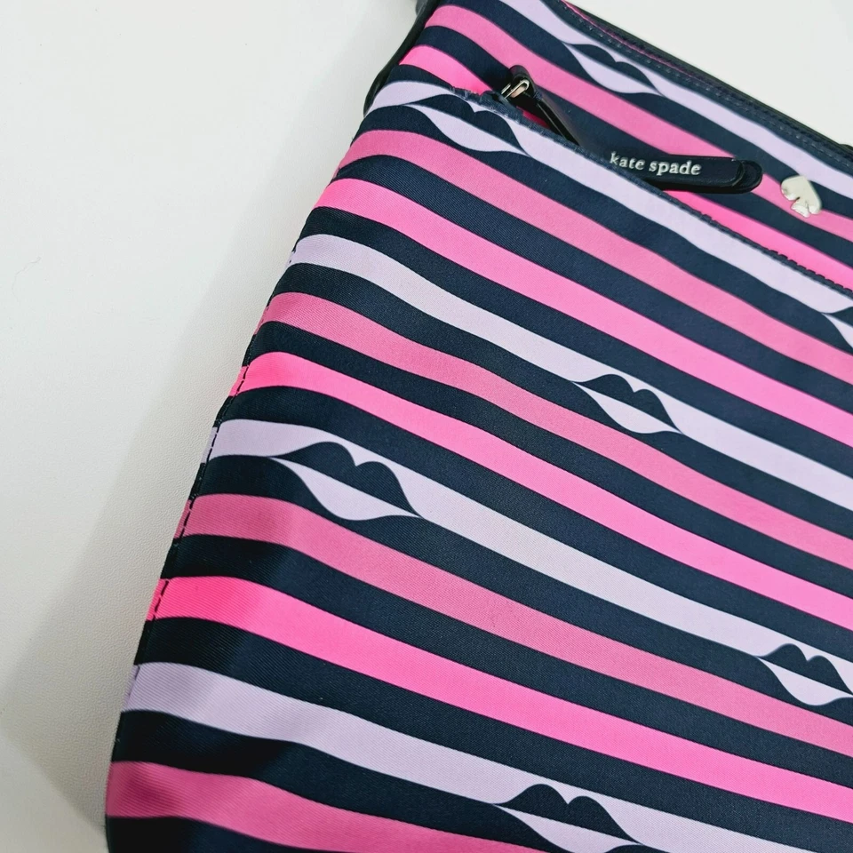 Bolso Bandolera Kate Spade Jae Nylon Beso Estampado Labial Azul Marino Lavanda Rosa Cremallera Foto 4 de 4