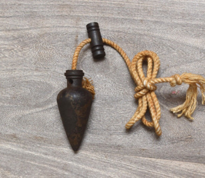 Vintage Eisen Miniatur Nivellier Plumb Bob Werkzeug Sammlerstück Rustikal Bau...