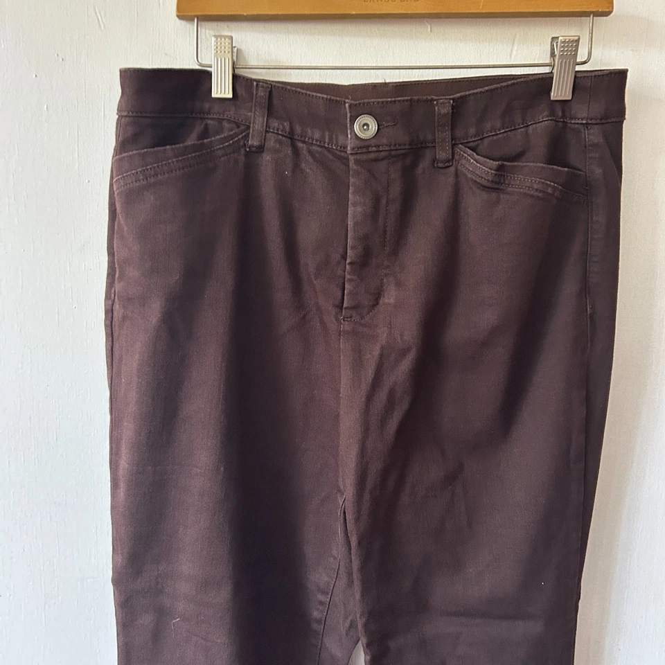 Pantalones de mezclilla Christopher & Banks Signature marrón adelgazante para mujer 12 bolsillos rectos Foto 2 de 4