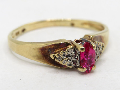 LADIES 10k YELLOW GOLD RING w LAB CREATED RUBY & 2 S.C. DIAMONDS - SIZE: 8    *