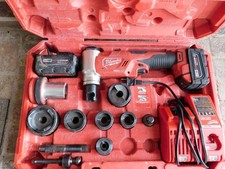 MILWAUKEE 2677-21 M18 6T BATTERY POWERED KNOCKOUT PUNCH SET 1/2" TO 2"