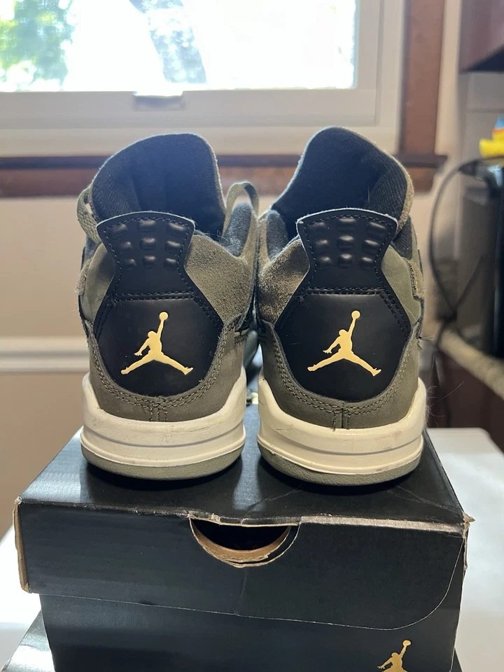 NIKE | Niños 2.5Y | Air Jordan 4 Retro SE Artesanal Medio Oliva Zapatos FB9929-200 Foto 2 de 3