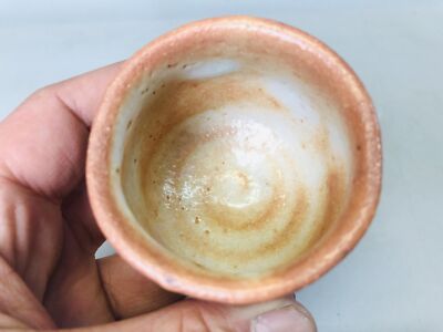 Y7228 CHAWAN Shino-ware Sake cup signed box red Akashino Japan