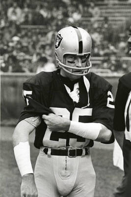 Wide Receiver Fred Biletnikoff Of The Oakland Raiders Nfl 1977 OLD PHOTO 3