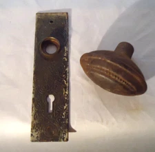 ANTIQUE METAL DOOR KNOB AND BACK PLATE