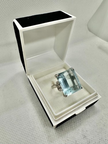 Acquamarina da 18,50 ct montata su un anello in Oro bianco e Diamanti - Foto 3 di 6