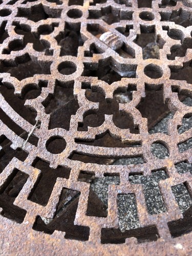 Antica insolita griglia riscaldante circolare in ghisa A1P con alette parziali - Foto 2 di 6