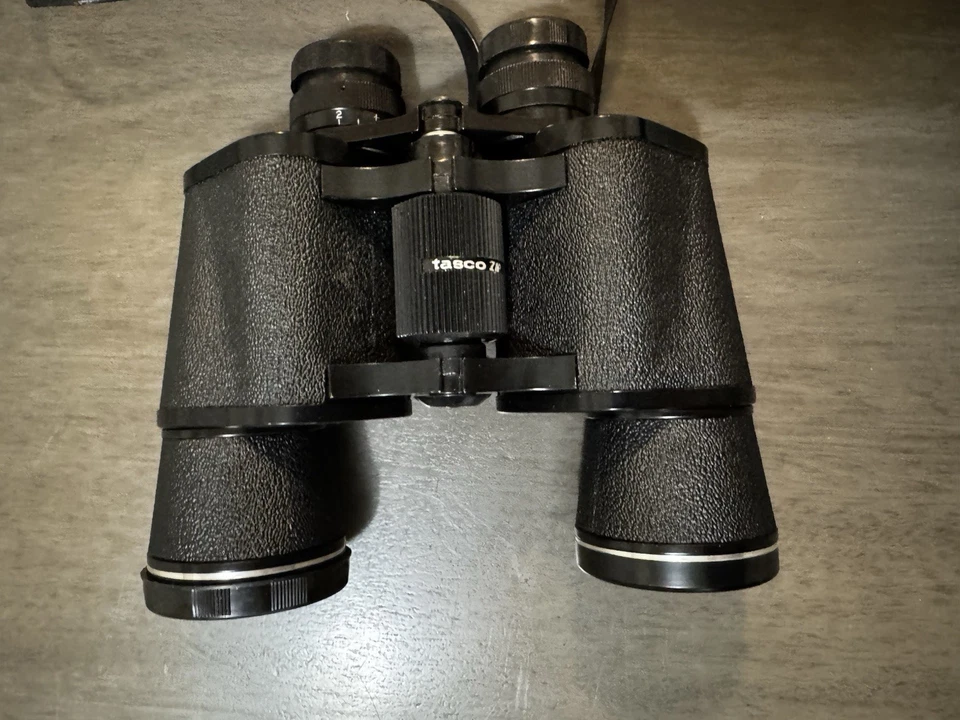 Binoculares Tasco vintage con cremallera - diseño clásico, falta una tapa de objetivo Foto 3 de 4