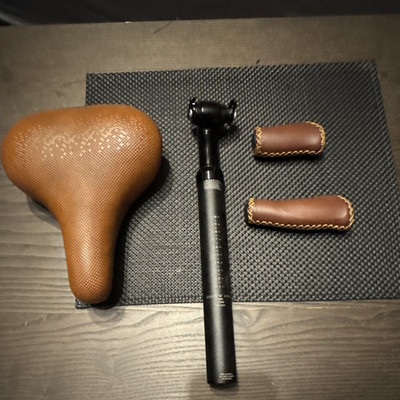 Selle San Marco Fahrradsattel ,Lenkergriffe und gefederte Sattelstütze  - Neu !