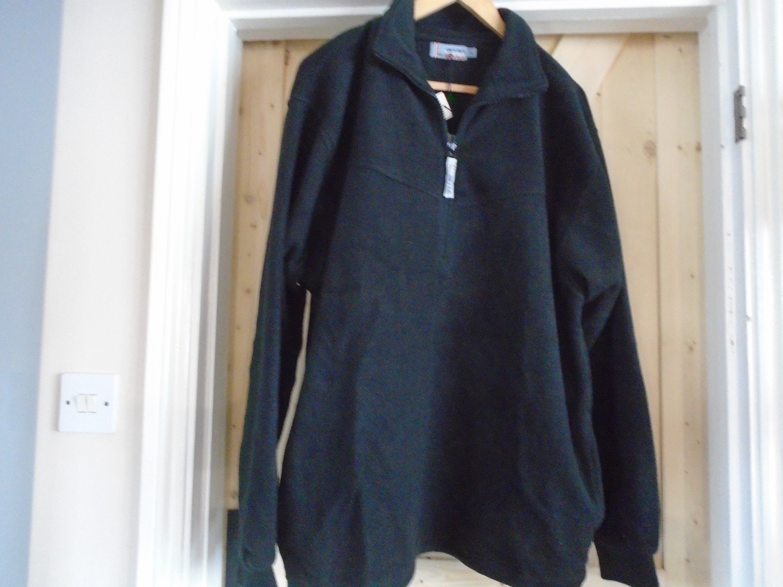 NEW GYM 1/4 ZIP TOP/FLEECE~SIZE ~S/M ~ 48""CHEST~COLOUR~ BLACK ~CLEARANCE SALE !