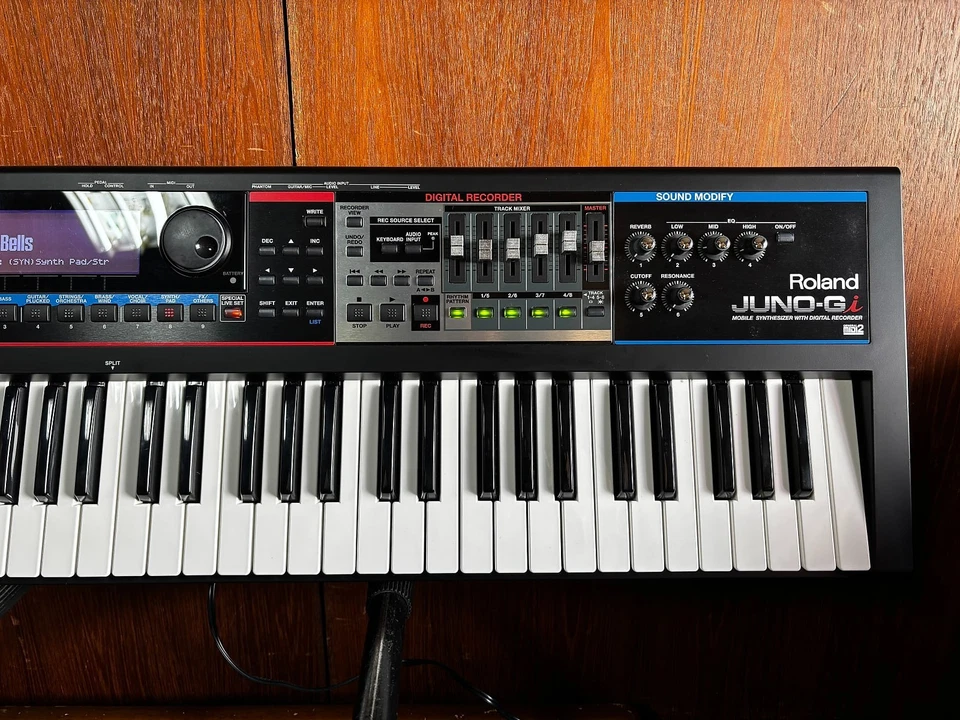 ROLAND JUNO-Gi Mobile Synthesizer with Digital Recorder w/ bag power supply - Image 3 of 4