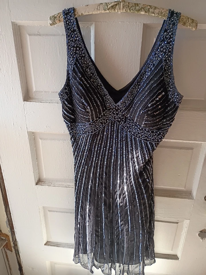 Vestido sin mangas DressBarn con cuentas cuello en V pequeño 10 Foto 3 de 4