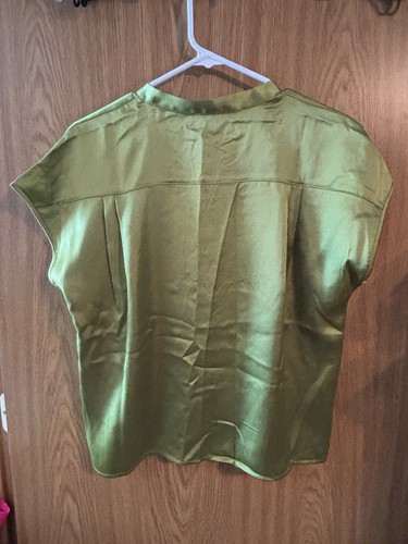 Top donna Nicole Miller verde raso scollo a v manica corta taglia S liscio setoso carriera - Foto 2 di 6