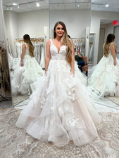 3D Floral Lace Tiered Tulle A Line Bridal Gown Spaghetti Strap Wedding Gown