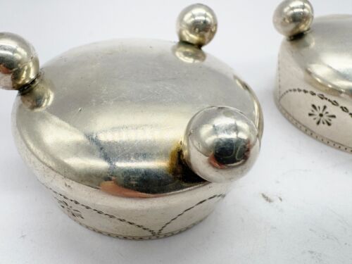ANTIQUE / VINTAGE PAIR OF SILVERPLATE FOOTED SALTS CELLARS MUSTARD POTS TABLE - Picture 6 of 9