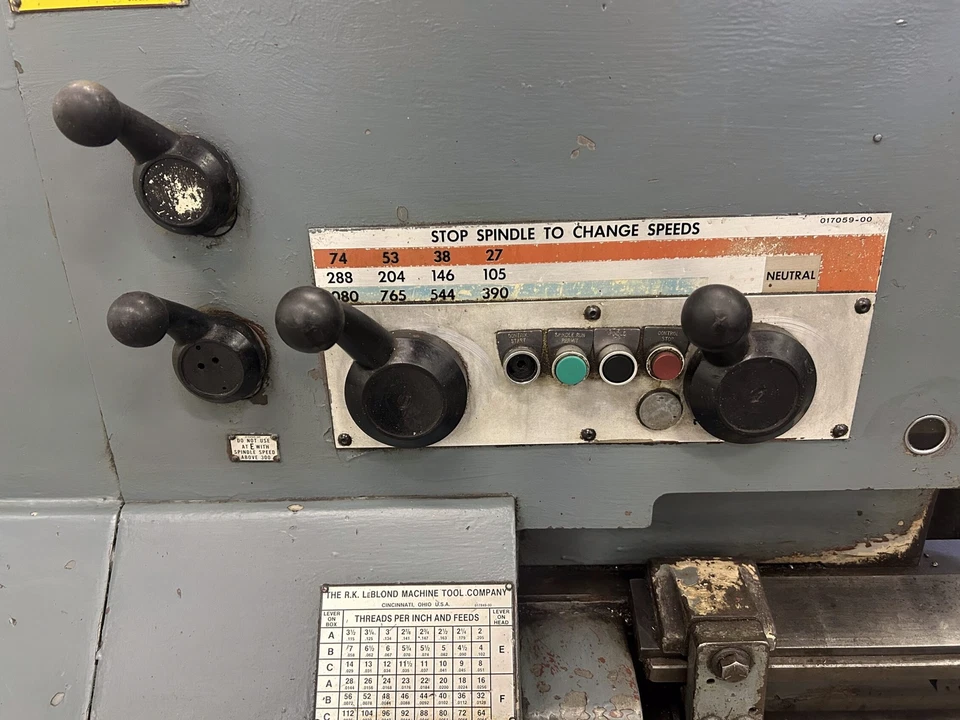 Torno de motor LeBlond Regal 26" x 144" con Newall C80 DRO Foto 4 de 4