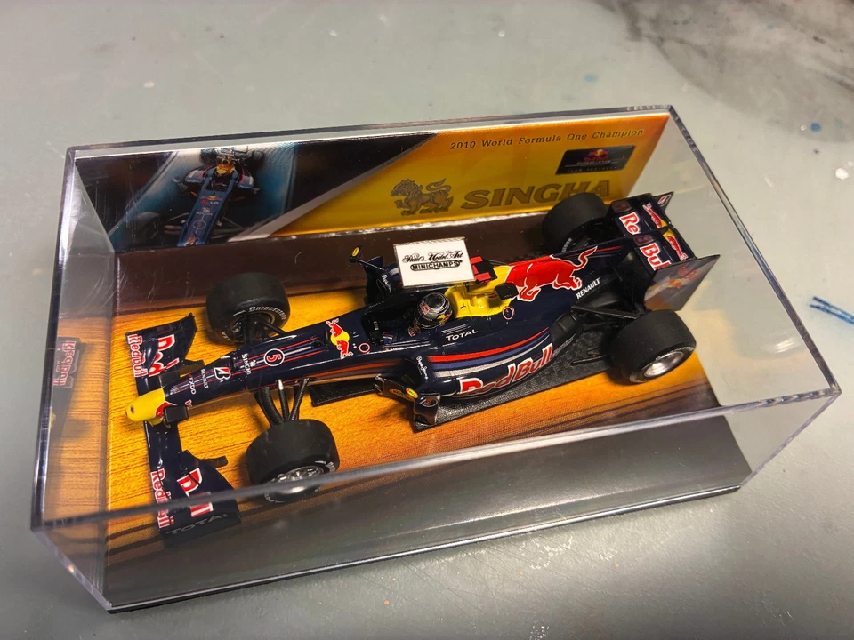 RARE 1/43 Minichamps Red Bull Racing Showcar Singha 2010 Vettel - Bild 2 von 3