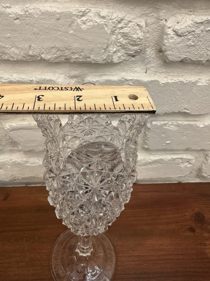 Jarrón vintage de vidrio prensado transparente con botón y margarita en forma de tulipán Foto 4 de 4