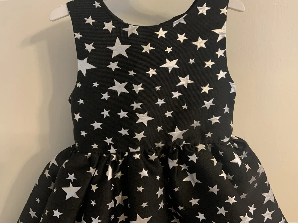 (全新无标签)H&M 女孩尺寸 1.5-2 岁黑色特殊场合银色星星连衣裙 — 第 3/4 张图片