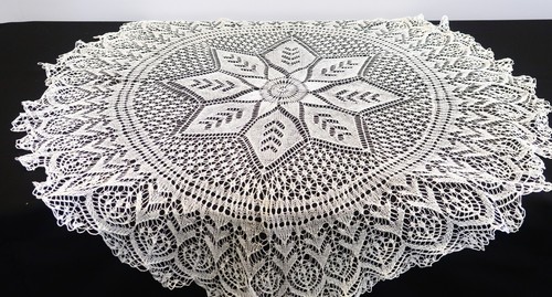 BEAUTIFUL VINTAGE DELICATE ROUND CROCHET STAR PATTERN DOILY TABLECLOTH - Picture 2 of 5