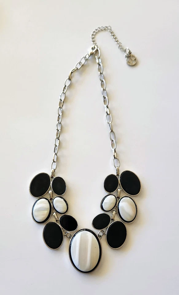 Erica Lyons Negro y Crema MOP Distintivo Collar Babero en Cadena Tono Plata Foto 2 de 4