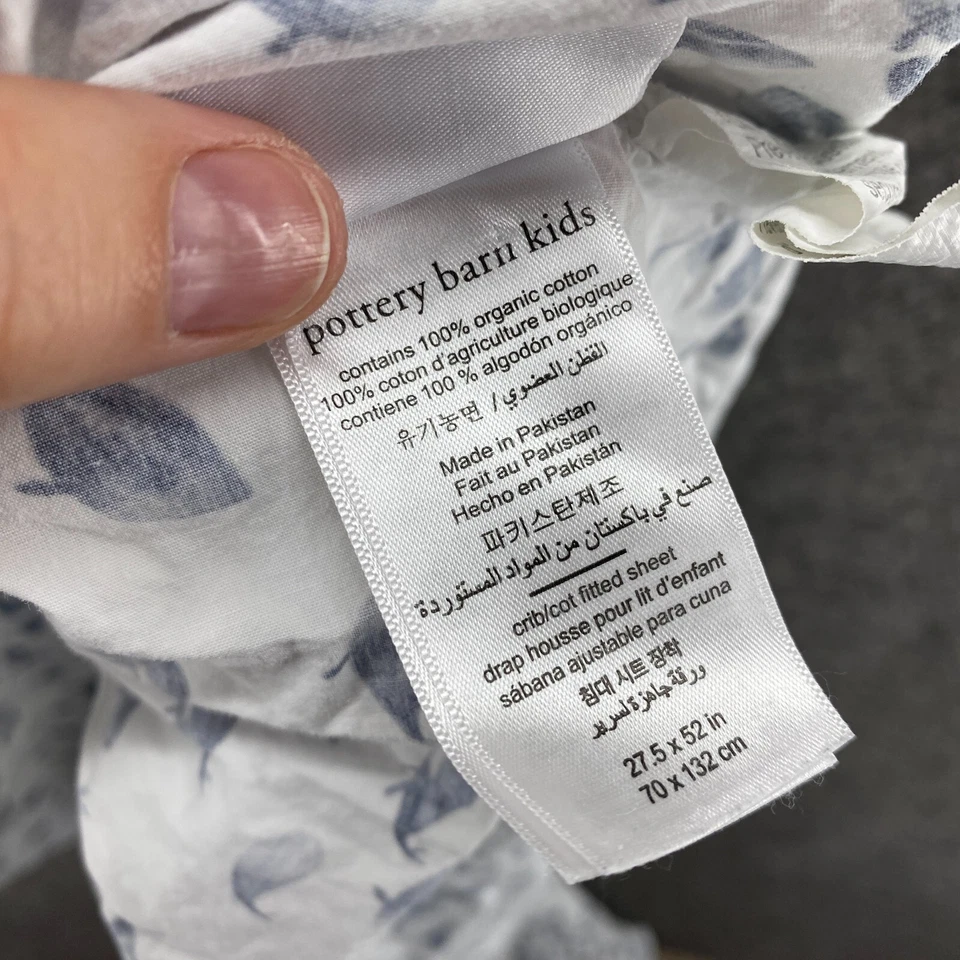 Sábana cuna Pottery Barn Kids Mermaids Cove algodón orgánico estampado de peces blancos Foto 3 de 4