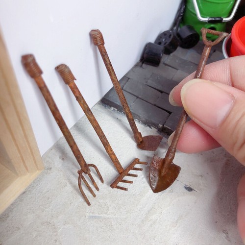 4PC Dollhouse Miniatures 1:12 Scale Vintage Rusting Garden Tools Hoes Shovels - Afbeelding 1 van 5