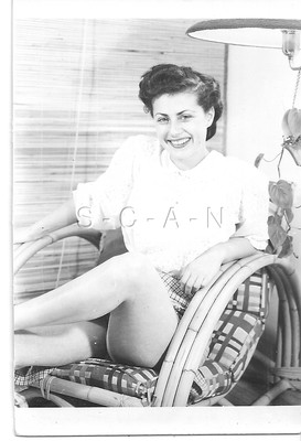女性情報誌 vintage an.an no.40 Original Vintage 1940s-50s Nude RP- Happy Smiling Woman in Chair