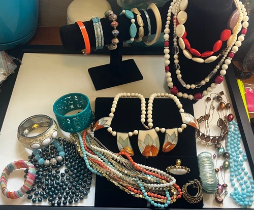 VINTAGE TO NOW FASHION /COSTUME JEWELRY NECKLACE LOT, ASSORTED TYPES & MATERIALS