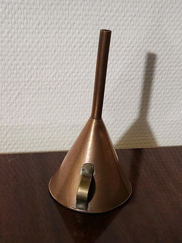 Ancien Entonnoir en Cuivre 15,5 cm Belle Patine Déco Cuisine Atelier Vintage - Photo 2/4