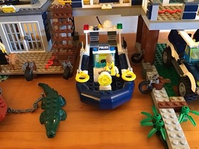 Lego City 60069 Swamp Police Station COMPLETE with Instructions