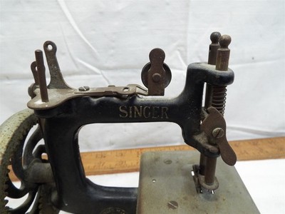 Childs Singer Toy Sewing Machine Cast Iron 7 spoke Sewhandy Hand