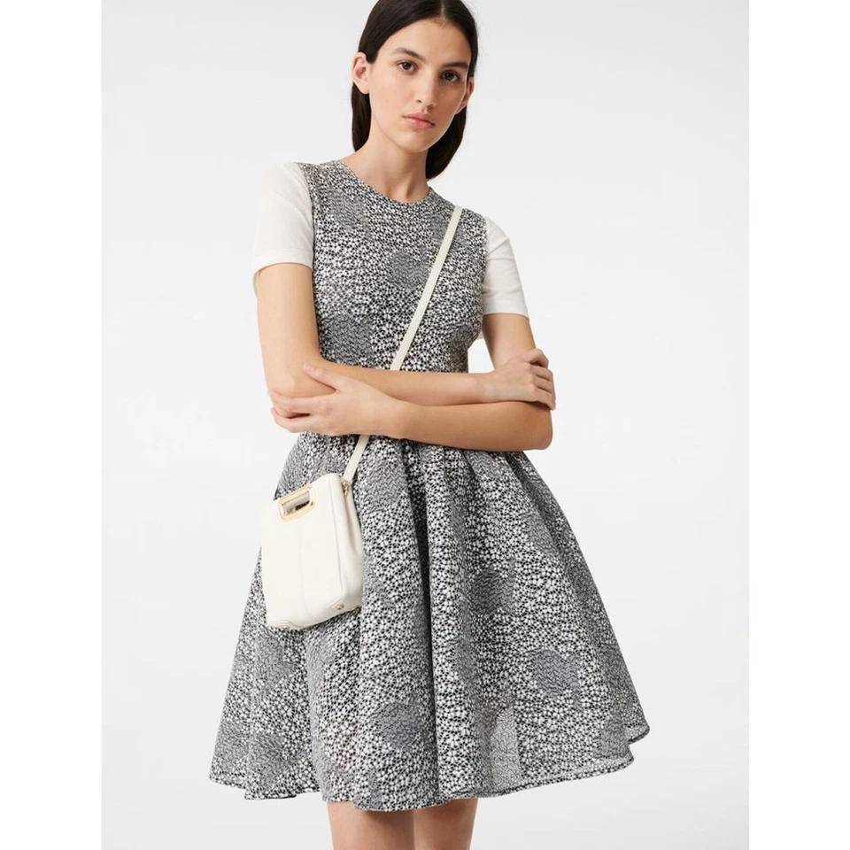Mini vestido Maje Reinatta alargado jacquard preto branco sem mangas tamanho M/38 - Imagem 2 de 4