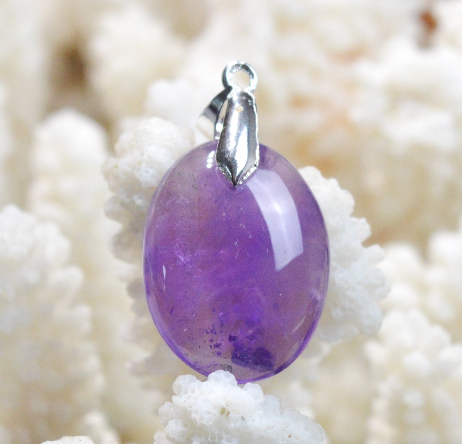 Pendentif améthyste 28 carats, cabochon en pierre naturelle d'Uruguay contre le stress