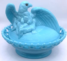WESTMORELAND EAGLE NEST AND CHICKS COVERED BLUE DISH VTG