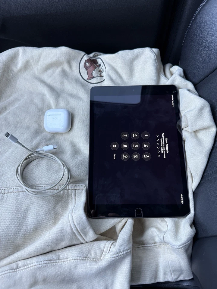 ipad 9th generation 64gb with airpods generation 3 - Image 2 of 3