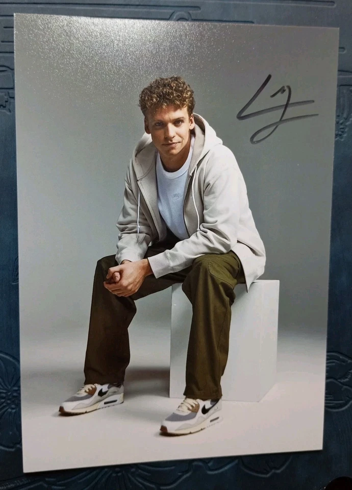 Autographe De Léon Marchand. Champion Olympique Natation Paris 2024 Photo 12/17 - Photo 1/1