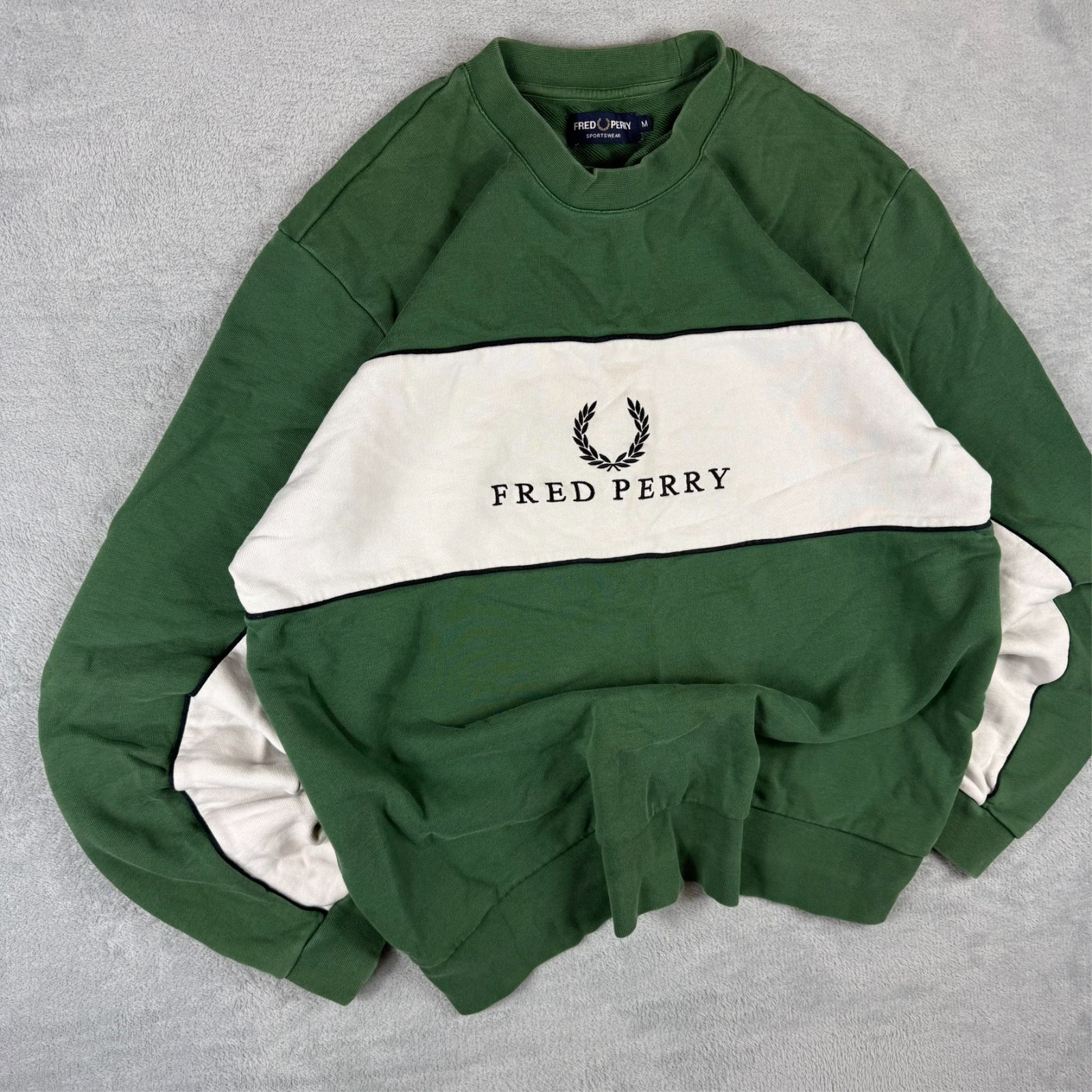 Vintage Fred Perry 2000's Green White Laurel Wreath Spellout Medium Sweatshirt image 2